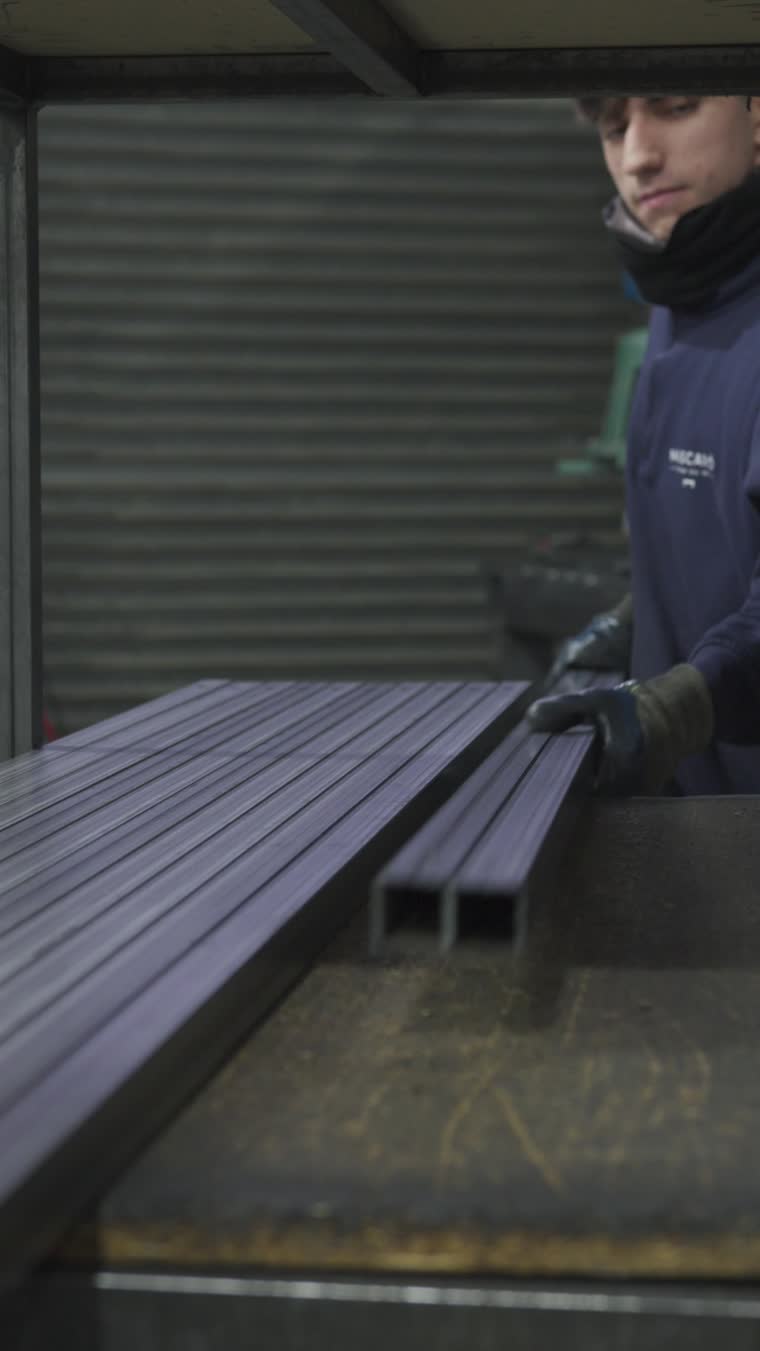 Perfiles de tubo cortados sobre la mesa de descarga